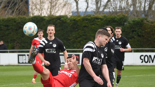 Akrobatisch: Malik Yerima (rotes Trikot) zeigt seine Fähigkeiten beim Fallrückzieher. Am Sonntag geht es für ihn und seine SG Hü