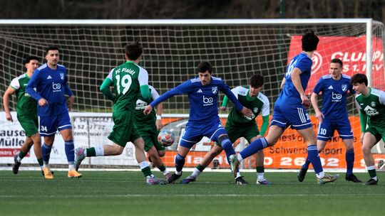 Ligaprimus FC Plaidt (grüne Trikots) konnte nach der Winterpause nur vier Punkte aus vier Spielen holen.