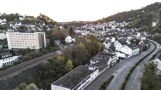 Das vordere Gebäude (ehemals Schwimmbad-Wendel) soll umgebaut werden: Ein Wohn- und Gewerbekomplex soll entstehen.