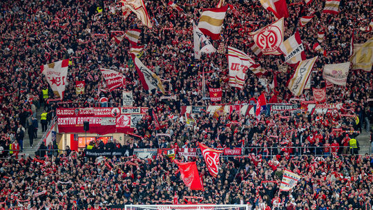 Mainzer Fans jubeln beim Spiel in der UEFA Europa Conference League gegen Zrinjski Mostar.