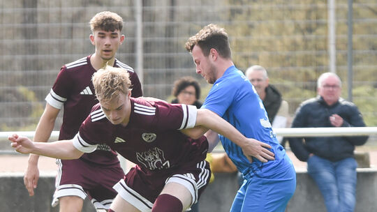 Wie gegen den SC Hauenstein (blaue Trikots) wollen Paul Haßinger und der FC Schmittweiler die Bälle behaupten und drei Punkte ei