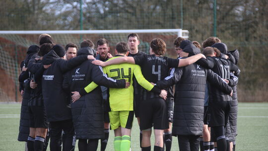 Nach dem 4:4 beim SC Idar-Oberstein II bildeten die Spieler der SG Weinsheim
einen Kreis und schworen sich auf die nächsten Aufg