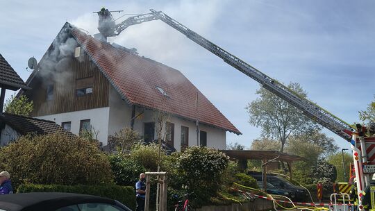 Die Drehleiter-Besatzung arbeitet inmitten von Rauchschwaden.