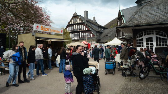 Auch wenn das Osterwetter eher durchwachsen war, Familien zog die Osterwiese der Münsterer Karneval Gemeinschaft trotzdem an.