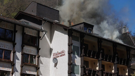 Das Dachgeschoss des Hotels Weißmühle im Cochemer Enderttal brennt am Mittwoch, 8. April. Die Löscharbeiten erweisen sich als se