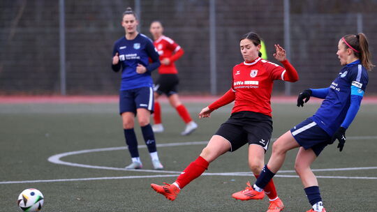 Auf Urlauberin Franziska Heich (rotes Trikot) muss der SV Holzbach am Sonntagabend (18 Uhr) im Spitzenspiel in Saarburg beim Tab