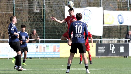 22 Treffer stehen für Steffen Decker (hier beim Kopfball im Heimspiel gegen Westerburg II) zu Buche. Diese Quote würde der Torjä
