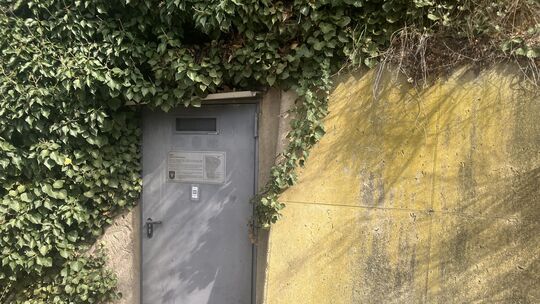 Hinter dieser Tür befindet sich ein Stück Niederzissener Lokalgeschichte. Derzeit weist nur eine Informationstafel auf den ehema