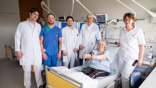Hedwig Christ mit dem Team der behandelnden Ärzte, der Pflege und der Logopädie des Klinikums