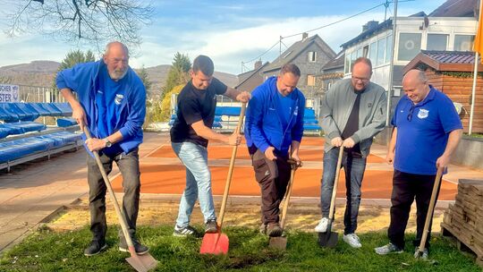 Gute Laune beim Spatenstich für den neuen Platz in der Klickerarena auf dem Kirmesfeld in Kirchen.