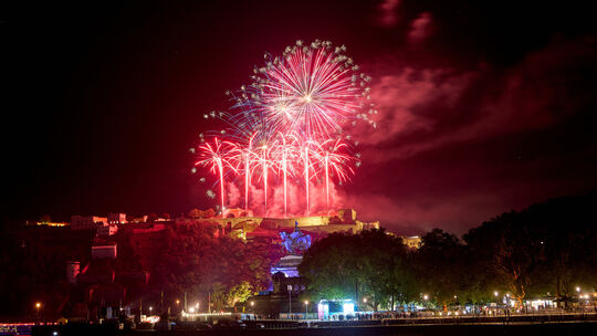 Das Abschlussfeuerwerk von Rhein in Flammen wird in Koblenz von der Festung Ehrenbreitstein aus abgeschossen.