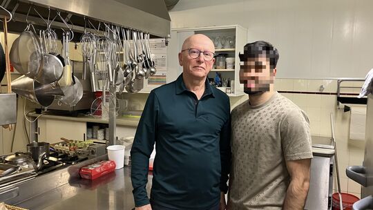 Klaus Berens (links) möchte Tawfig H. gern als Küchenhelfer behalten. Der Afghane arbeitet seit zwei Jahren für den Klottener Ho