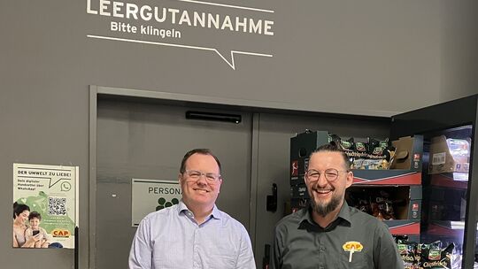 Marktleiter Oliver Zils (rechts) und Geschäftsführer Robin Rump vor der Leergutannahme, die nun Vergangenheit ist. Denn künftig