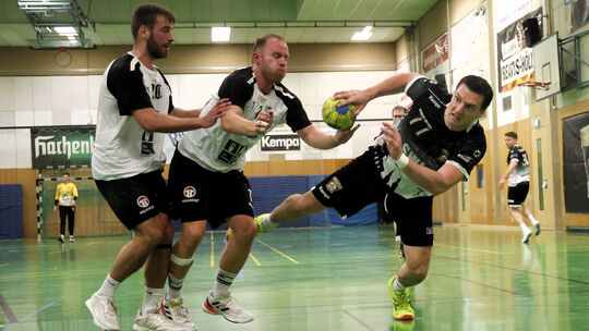 Der HC Koblenz (hier Andreas Reick am Ball) will sich trotz Favoritenrolle ordentlich im Auswärtsspiel gegen Welling reinknien.