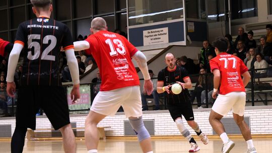 HSV-Spielertrainer Yannik Kessels (am Ball) nimmt auch im Hintergrund Maß: Für die kommende Saison konnten bereits einige Zugäng