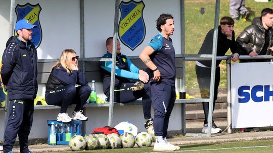 David Koca (in der Mitte stehend), Trainer des SV Weitersburg, möchte von seinem Team bei Heimspielen offensiven Fußball sehen.