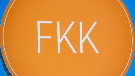 Ein Schild mit dem Schriftzug "FKK"