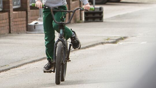Junge fährt Fahrrad Junge fährt Fahrrad