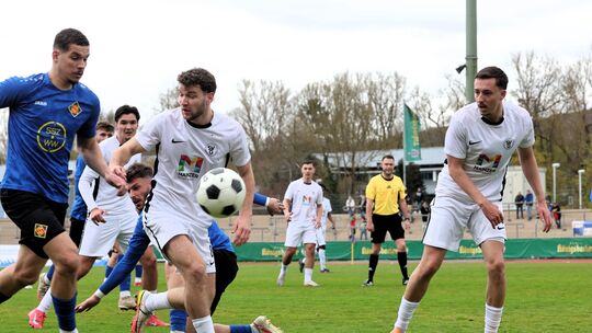 Karim Zeghli (blaues Trikot, hier beim 1:1 zuletzt gegen den SV Gonsenheim) wird der TuS Koblenz am Samstag in Ludwigshafen fehl