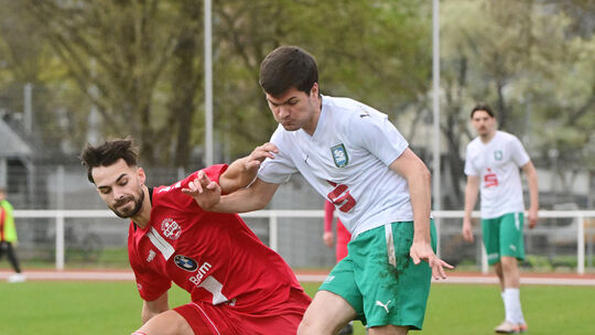 Nachdem Mülheim-Kärlich um Niklas Ternes (in Weiß-Grün) zuletzt dreimal gewonnen hatte, gab es bei Spitzenreiter Ahrweiler um Th