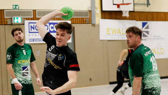 Flugstudie: Philip Schäfer segelt im Derby gegen den HSV Sobernheim (grüne Trikots) in den Wurfkreis. Auch im letzten Heimspiel