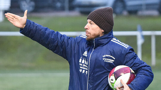 Muss die Bälle nicht selbst fangen: Der TuS Hackenheim und Trainer Tim Hulsey haben einen zuätzlichen Keeper verpflichtet.