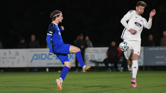 Lennart Reimers (links) traf in der Hinrunde bei Höhr-Grenzhausens 8:0-Kantersieg gegen die SG Ahrbach (rechts Marvin Butzbach)