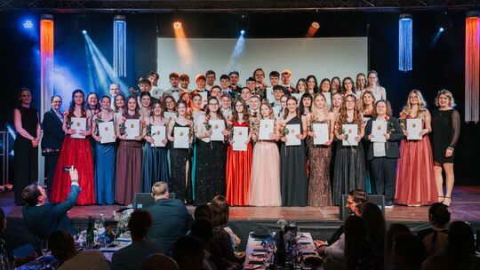 48 junge Menschen haben am Ausonius-Gymnasium in Kirchberg ihr Abitur gemacht.