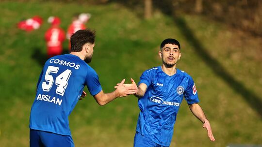 Serdar Arslan (links, hier mit Kebir Ali Canpolat) wird seinem FC Cosmos Koblenz am Sonntag im wichtigen Heimspiel gegen den SV