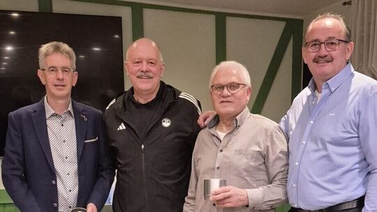 Ausgezeichnet: Volker Stephan (von links), Kreisehrenamts-Beauftragter Werner Ehle, Heiner Schüßler und Bernd von der Weiden, de