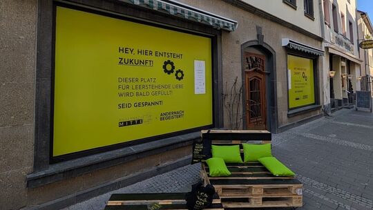 Die Fensterfront der ehemaligen Weinhandlung Barthlemeh in der Hochstraße war in den vergangenen Wochen gelb beklebt: Die besond