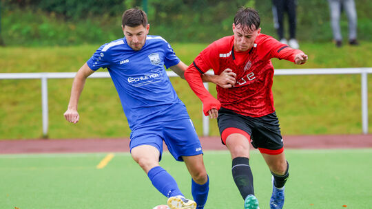 In der Hinrunde setzten sich die Weitefelder um Niklas Rosenkranz (in Blau) gegen die Renneroder mit Tom Johann Grahl (in Rot) m