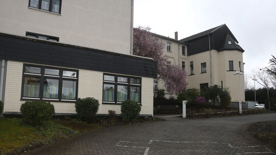 Der Standort des Mendiger Caritas-Zentrums ist ein historischer Ort. Es wurde 1981 auf dem Gelände und in den Räumen des ehemali