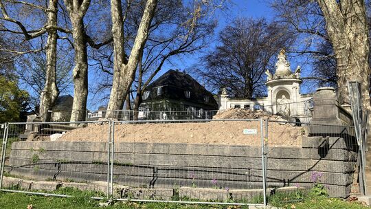 Der Balkon der Kaiserin Augusta in den Koblenzer Rheinanlagen ist lange schon nicht mehr standsicher und zugänglich – jetzt wird