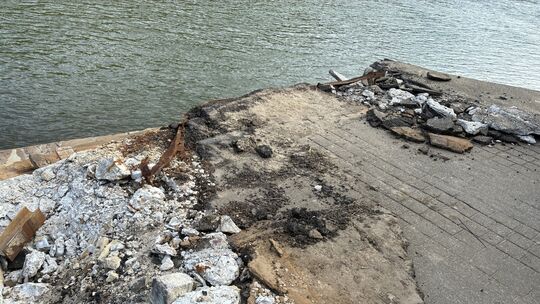 Ein Tankmotorschiff rammte am Donnerstag, 19. März, den Fähranleger in Boppard.