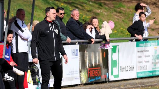 Anadolus Spielertrainer Dzenis Ramovic spürt auf seiner Seite keinen Druck im Duell mit dem Spitzenreiter.