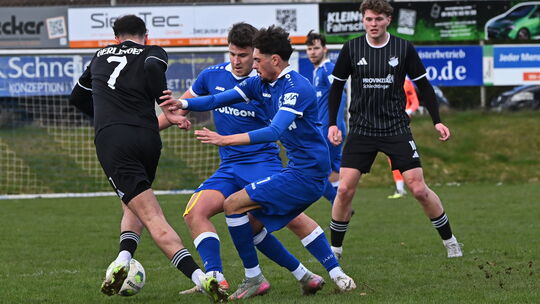 Gegen den FSV Gerlingen (in Schwarz) musste sich die SG Mudersbach/Brachbach (in Blau) geschlagen geben. In Plettenberg soll der