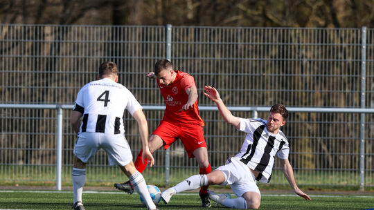 Im Kampf um den Klassenverbleib wollen am Sonntag sowohl die Spvgg Nahbollenbach (weiße Trikots) als auch der SC Birkenfeld alle Im Kampf um den Klassenverbleib wollen am Sonntag sowohl die Spvgg Nahbollenbach (weiße Trikots) als auch der SC Birkenfeld alle