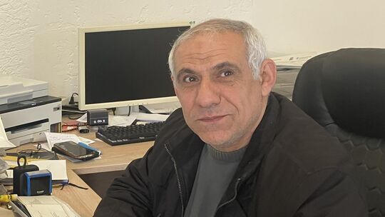 Ali Hamdan sitzt während der sonntäglichen „Sprechstunde“ in seinem Büro.