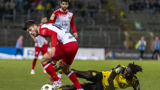 Cagatay Kader (in Rot-Weiß) und seine Sportfreunde Siegen hatten zuletzt intensive Spiele (unter anderem gegen Borussia Dortmund