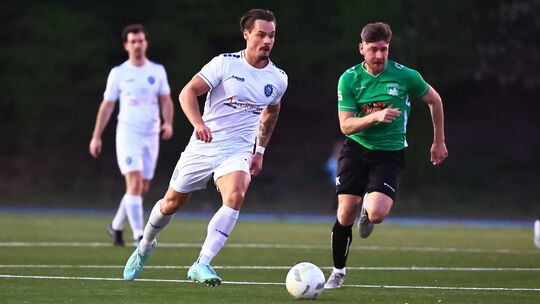 Der HSV Neuwied (am Ball Fabian Weber im Spiel gegen den SV Oberzissen) möchte sich auch beim SV Weitersburg seine gute Form unt