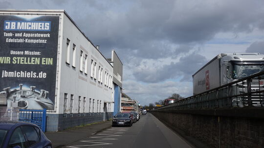 Nur wenige Meter von der Firma entfernt donnern die Lastwagen und Autos ununterbrochen über die B9.
