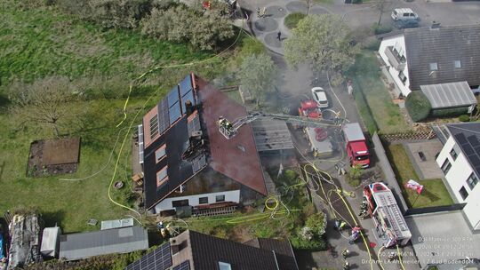 Die Drohnenaufnahme der Feuerwehr gibt einen guten Eindruck über die Schäden, die bei dem Dachstuhlbrand entstanden sind.