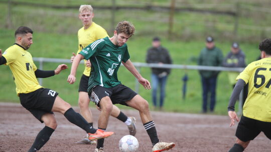 Niklas Munsteiner (grünes Trikot) behauptet sich durchaus auch mal, wenn der Gegner in Überzahl ist.