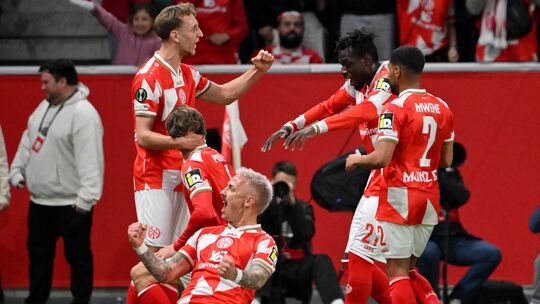 Stürmisches Spiel, ausgelassener Jubel: die Mainzer Spieler nach dem Sieg gegen Straßburg.