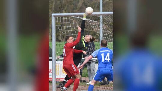 Mächtig strecken muss sich Daniel Blümling, Torwart der SG Disibodenberg im Spiel gegen den TSV Langenlonsheim. Am Sonntag sind