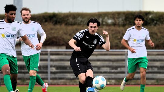 Mayens Leon Kohlhaas nimmt im Spiel gegen Oberwinter Maß. Der Torschütze zum 4:0 feierte am letzten Spieltag mit seinem Team ein