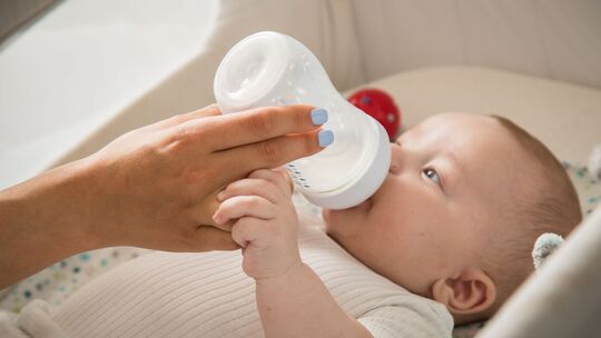 Ein Baby bekommt ein Fläschchen Ein Baby bekommt ein Fläschchen