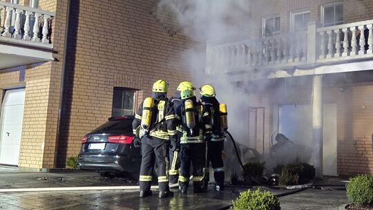 Nach dem Brand eines Audi A6 vor einem Wohnhaus in Unnau geht die Polizei von Brandstiftung aus.