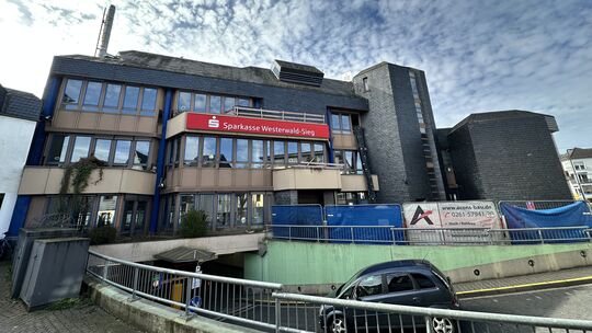 Der Umbau des ehemaligen Sparkassengebäudes nimmt Fahrt auf. Teile der Naturschieferverkleidung sollen sich als Reminiszenz an d